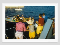 Toni Frissell, Colorful Sailing, 2026, Archivierter Pigmentdruck, Eingerahmt in Weiß