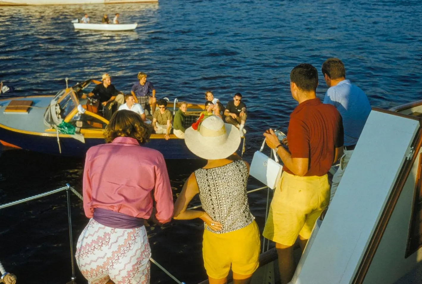 Toni Frissell, Colorful Sailing, 2026, Archivierter Pigmentdruck, Eingerahmt in Weiß