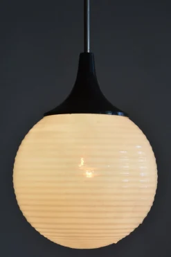 Tschechischer Mid-Century Kronleuchter aus Verchromtem Stahl und Opalglas, 1950er