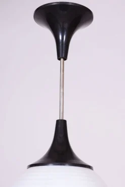Tschechischer Mid-Century Kronleuchter aus Verchromtem Stahl und Opalglas, 1950er
