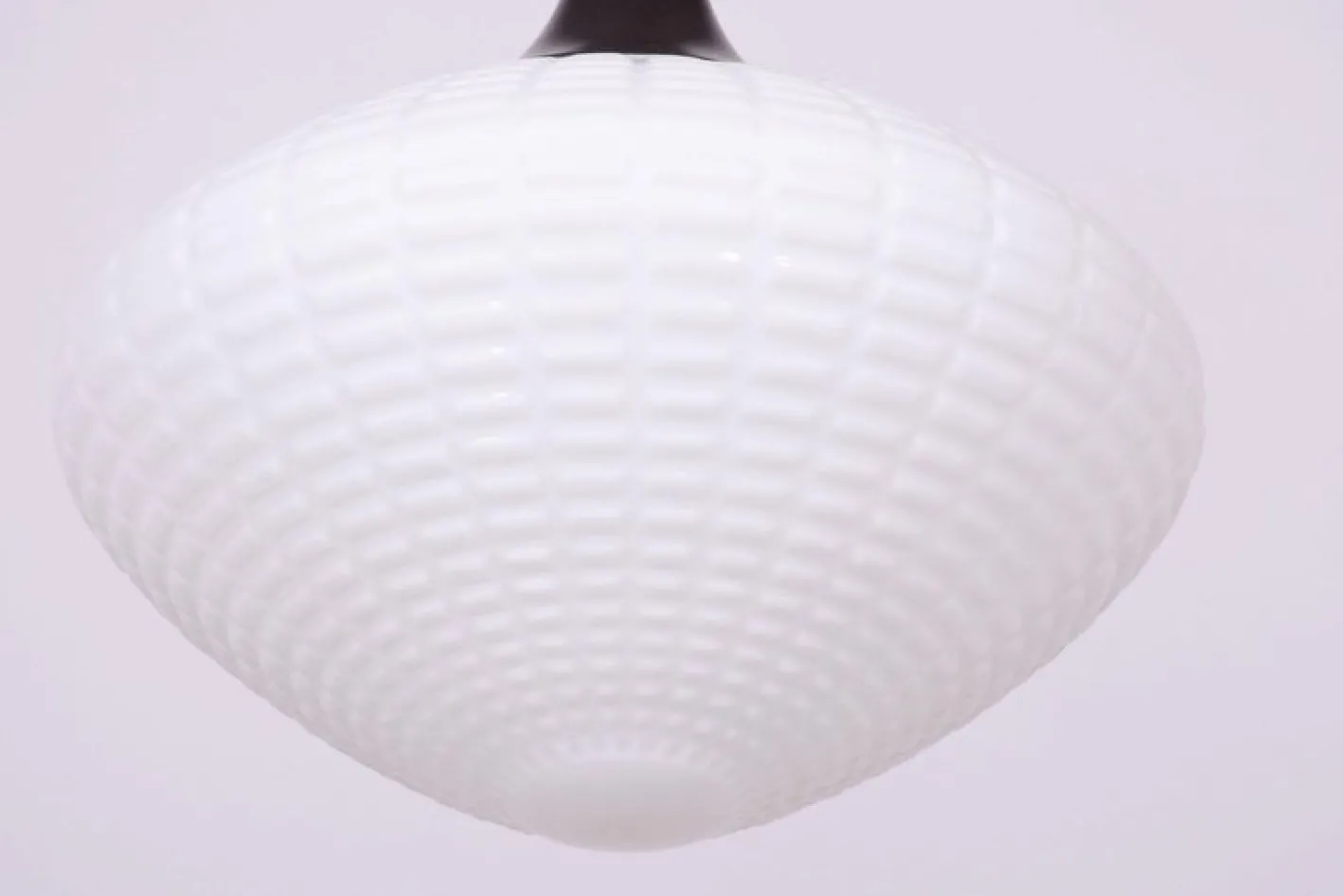 Tschechischer Mid-Century Kronleuchter aus verchromtem Stahl & Opalglas, 1960er