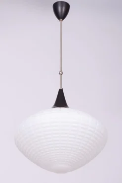 Tschechischer Mid-Century Kronleuchter aus verchromtem Stahl & Opalglas, 1960er