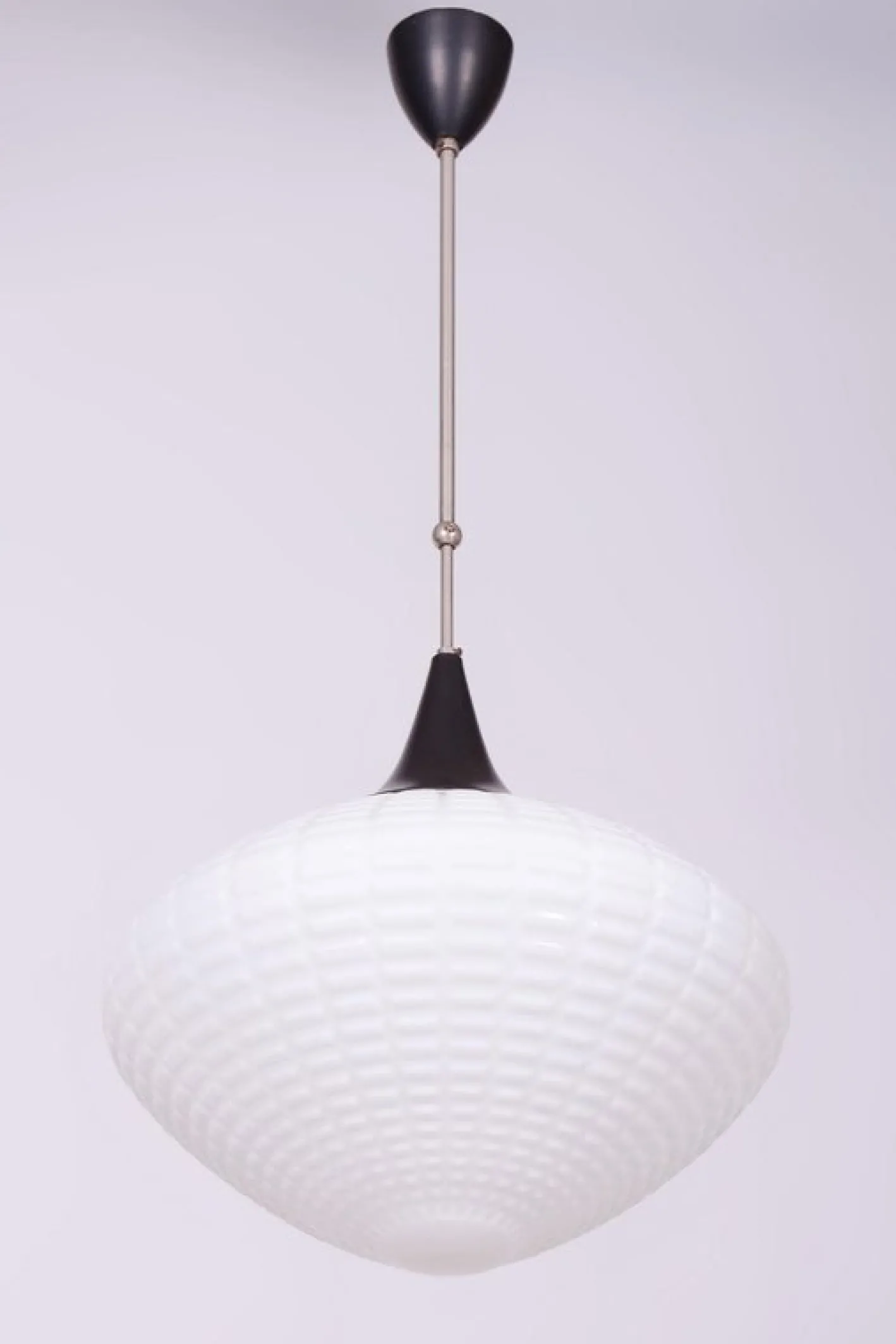 Tschechischer Mid-Century Kronleuchter aus verchromtem Stahl & Opalglas, 1960er