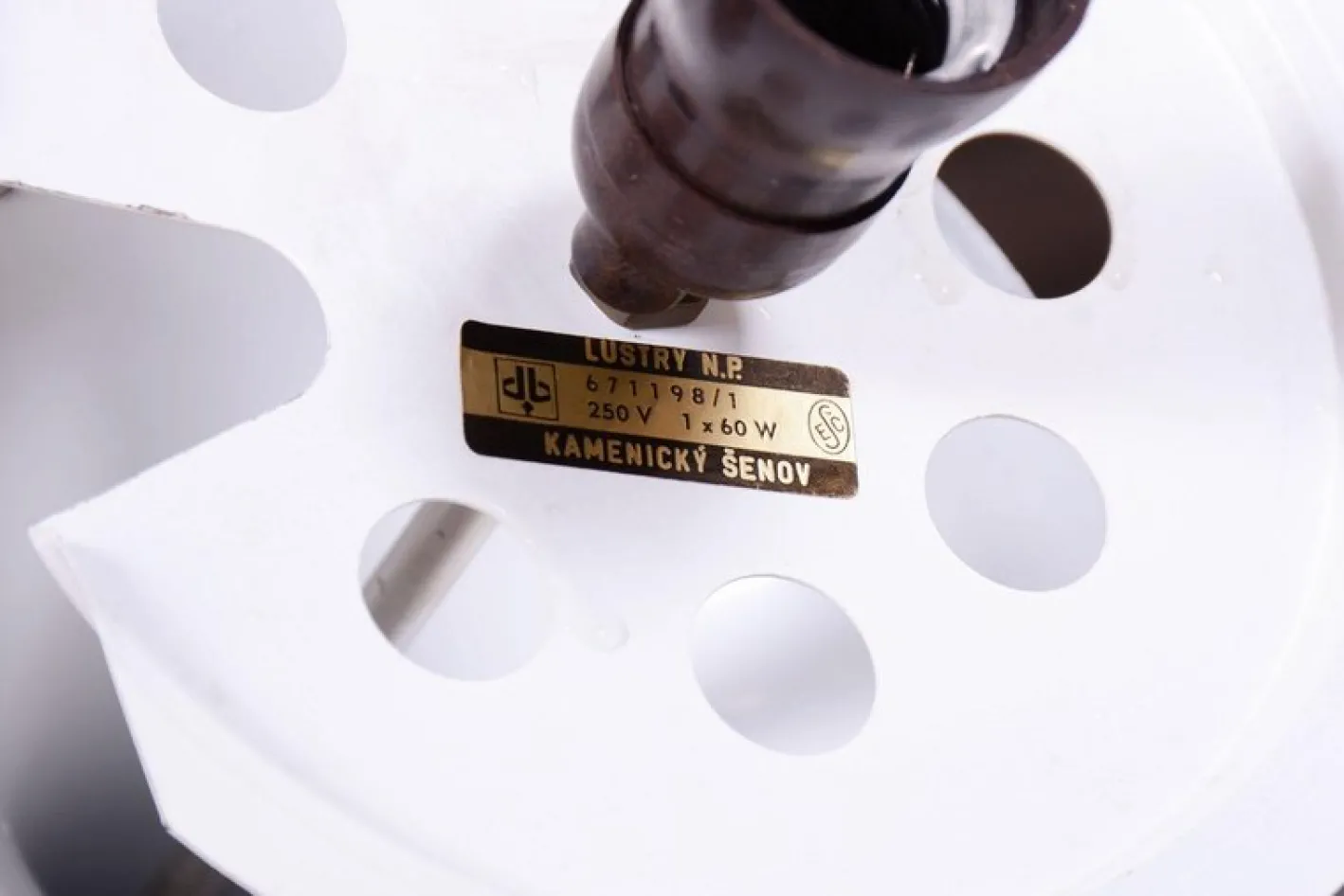 Tschechischer Mid-Century Kronleuchter aus verchromtem Stahl & Opalglas, 1960er