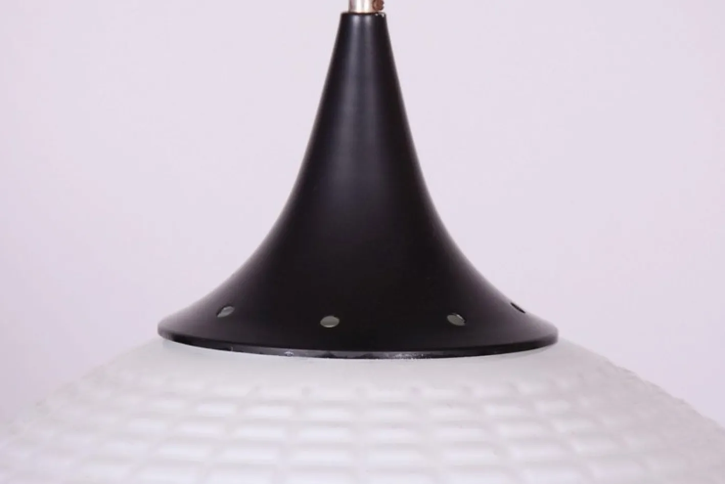 Tschechischer Mid-Century Kronleuchter aus verchromtem Stahl & Opalglas, 1960er