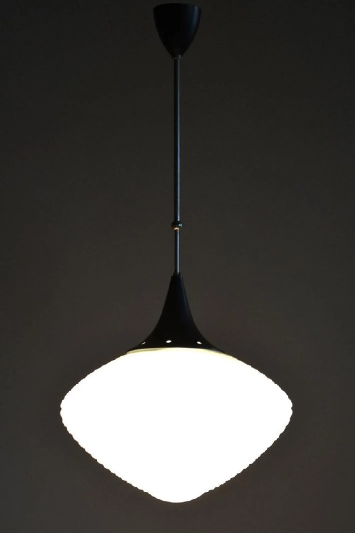 Tschechischer Mid-Century Kronleuchter aus verchromtem Stahl & Opalglas, 1960er