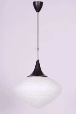 Tschechischer Mid-Century Kronleuchter aus verchromtem Stahl & Opalglas, 1960er