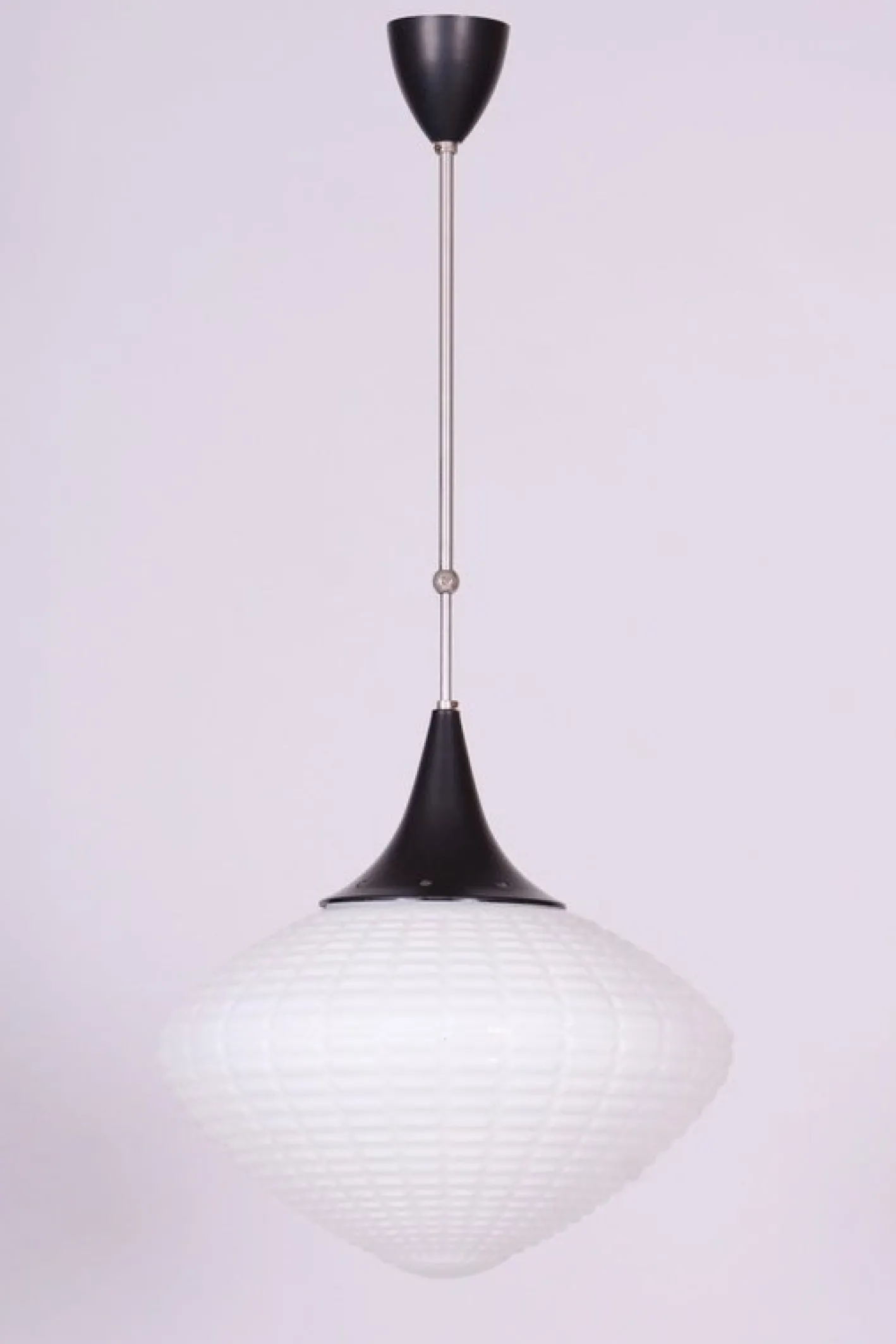 Tschechischer Mid-Century Kronleuchter aus verchromtem Stahl & Opalglas, 1960er