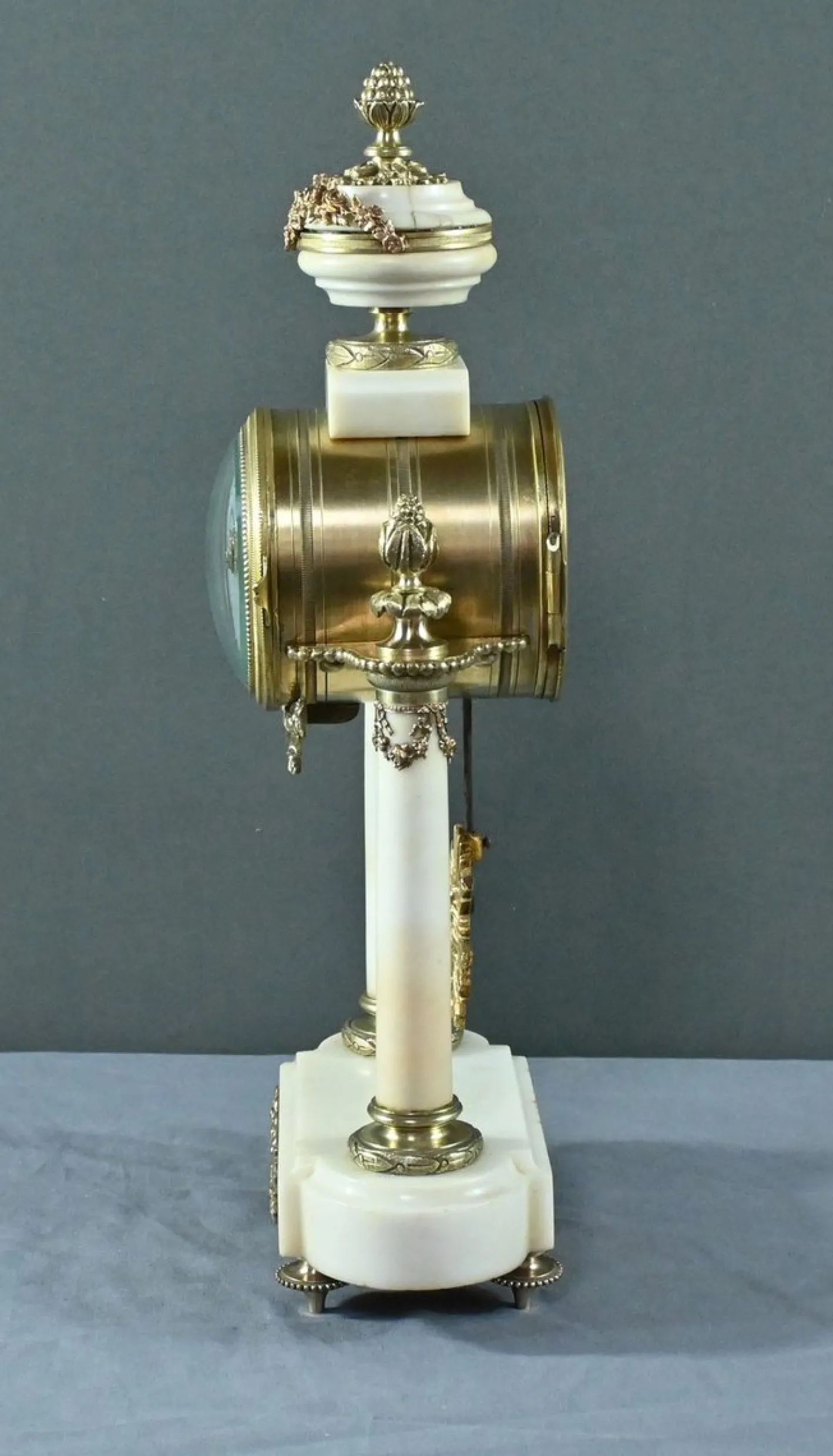 Uhr aus Marmor & Bronze im Louis XVI Stil von Mougin, 1889