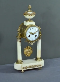 Uhr aus Marmor & Bronze im Louis XVI Stil von Mougin, 1889