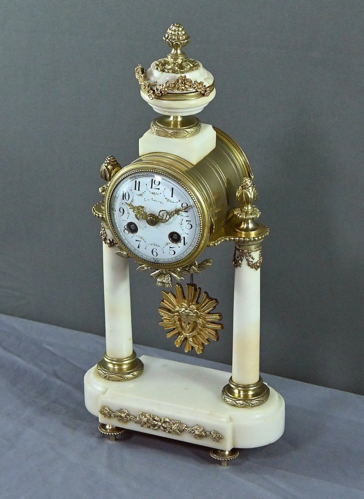 Uhr aus Marmor & Bronze im Louis XVI Stil von Mougin, 1889