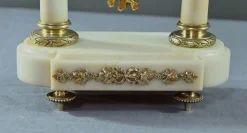 Uhr aus Marmor & Bronze im Louis XVI Stil von Mougin, 1889
