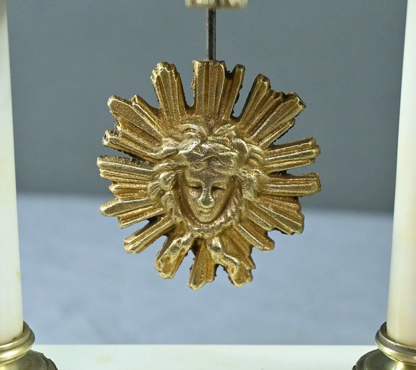 Uhr aus Marmor & Bronze im Louis XVI Stil von Mougin, 1889
