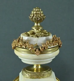 Uhr aus Marmor & Bronze im Louis XVI Stil von Mougin, 1889