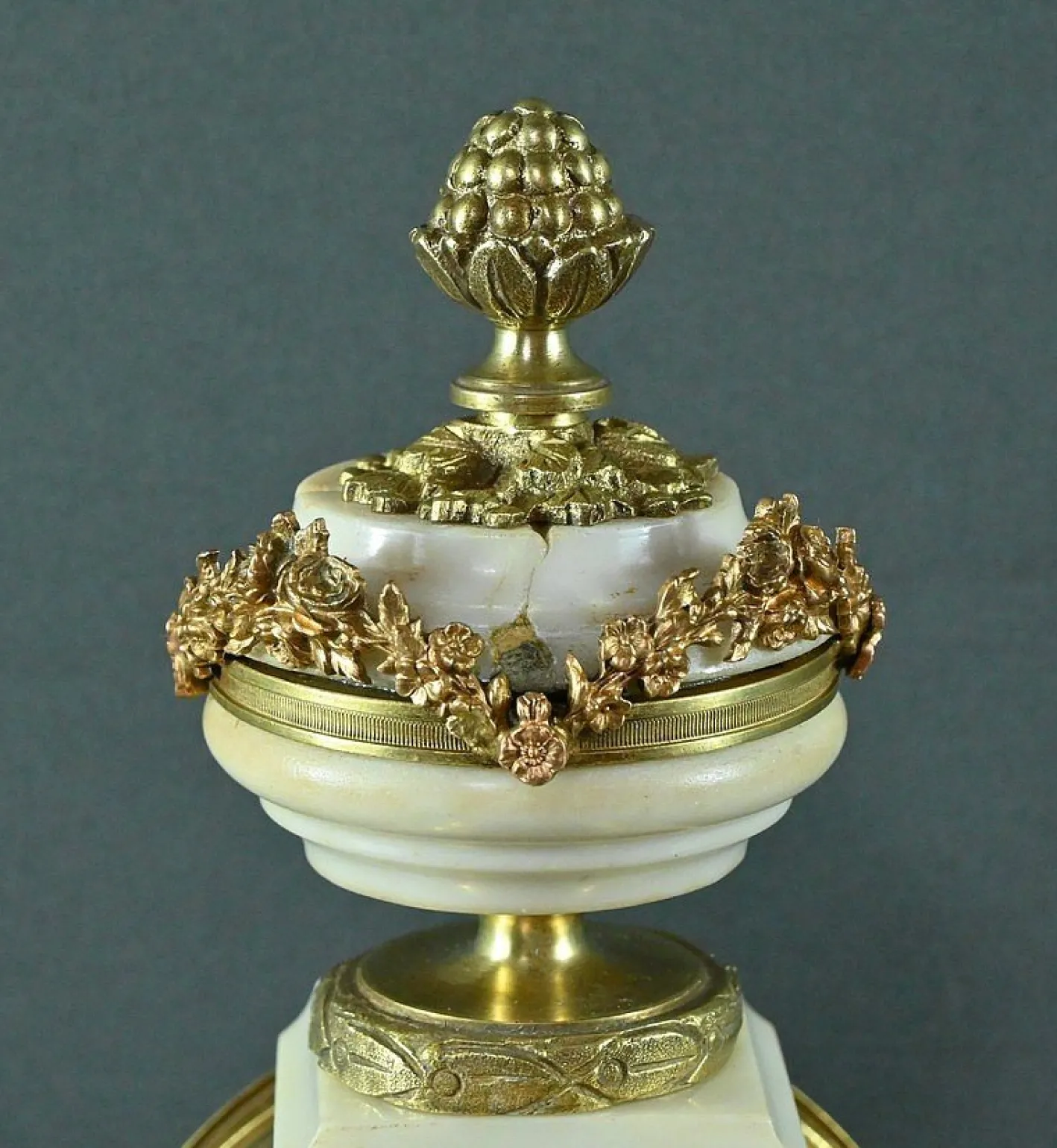 Uhr aus Marmor & Bronze im Louis XVI Stil von Mougin, 1889