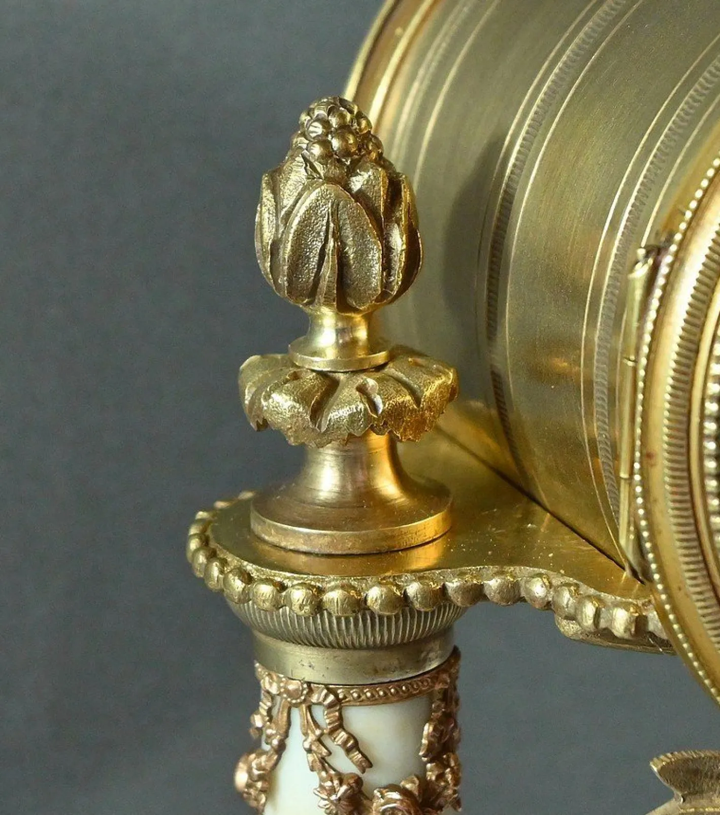 Uhr aus Marmor & Bronze im Louis XVI Stil von Mougin, 1889