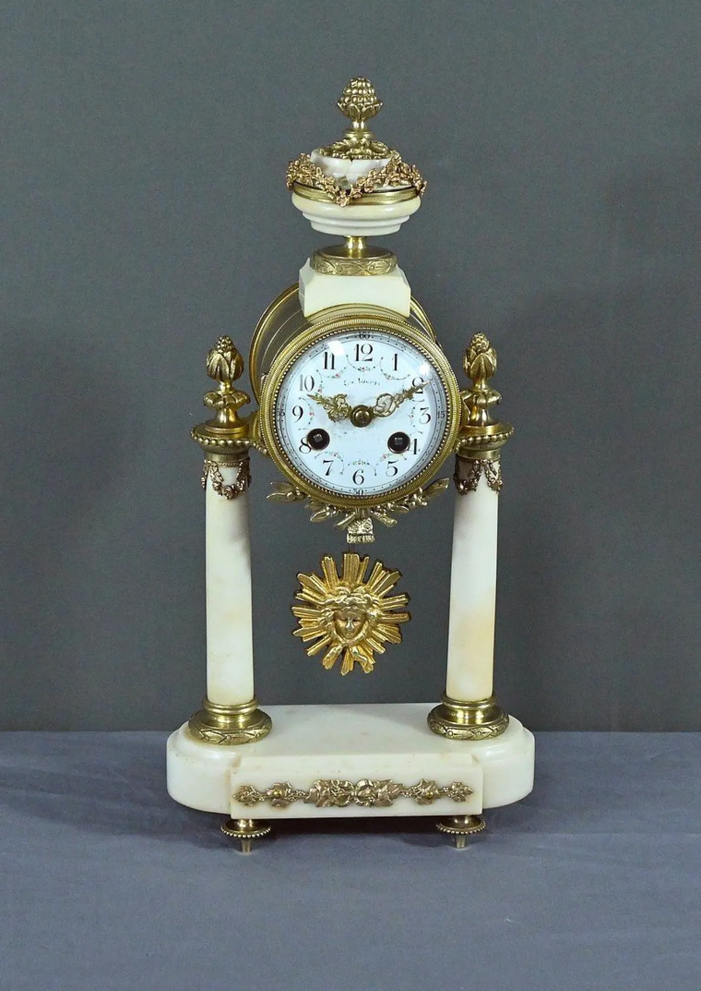 Uhr aus Marmor & Bronze im Louis XVI Stil von Mougin, 1889