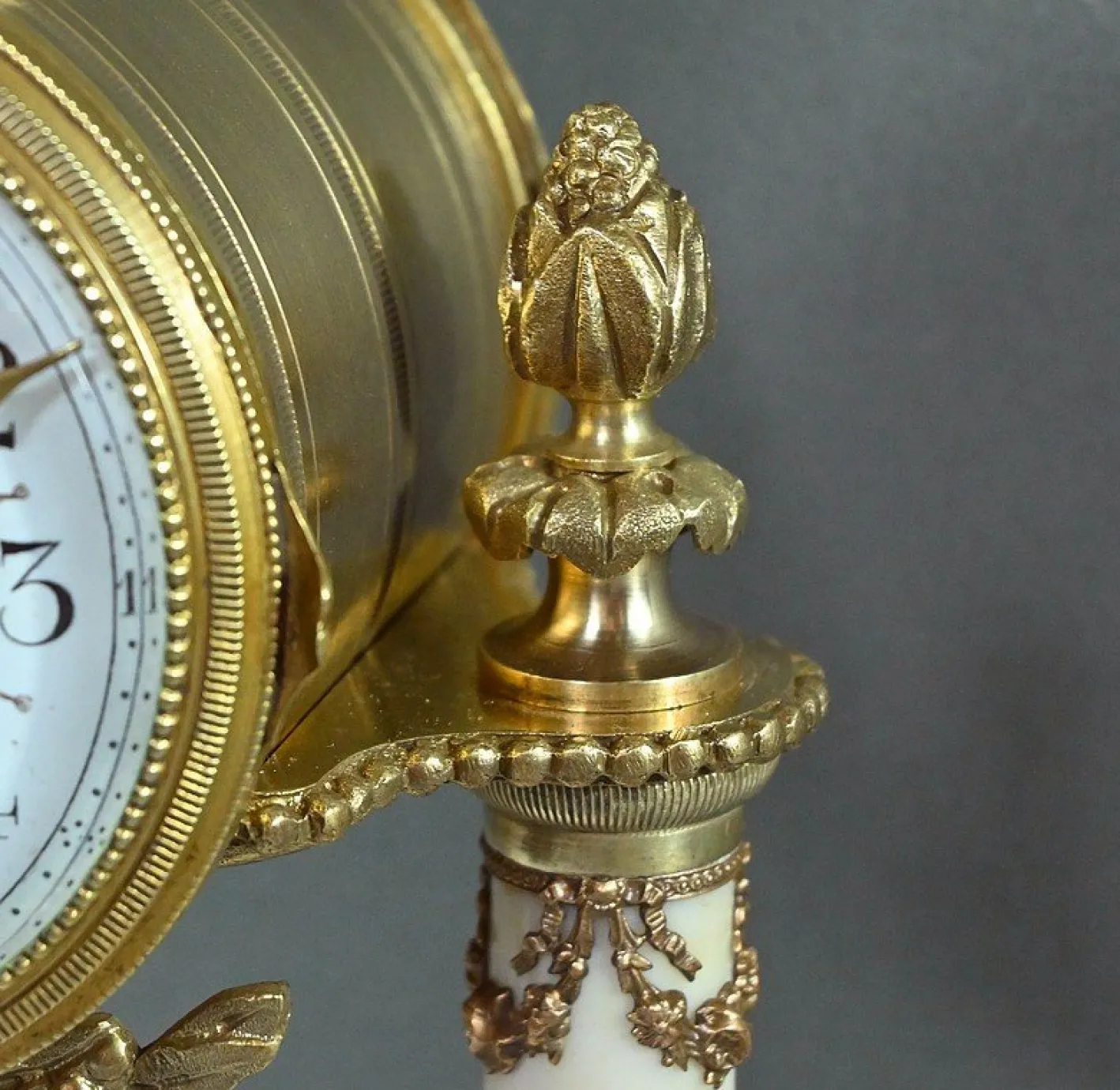 Uhr aus Marmor & Bronze im Louis XVI Stil von Mougin, 1889