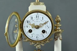 Uhr aus Marmor & Bronze im Louis XVI Stil von Mougin, 1889