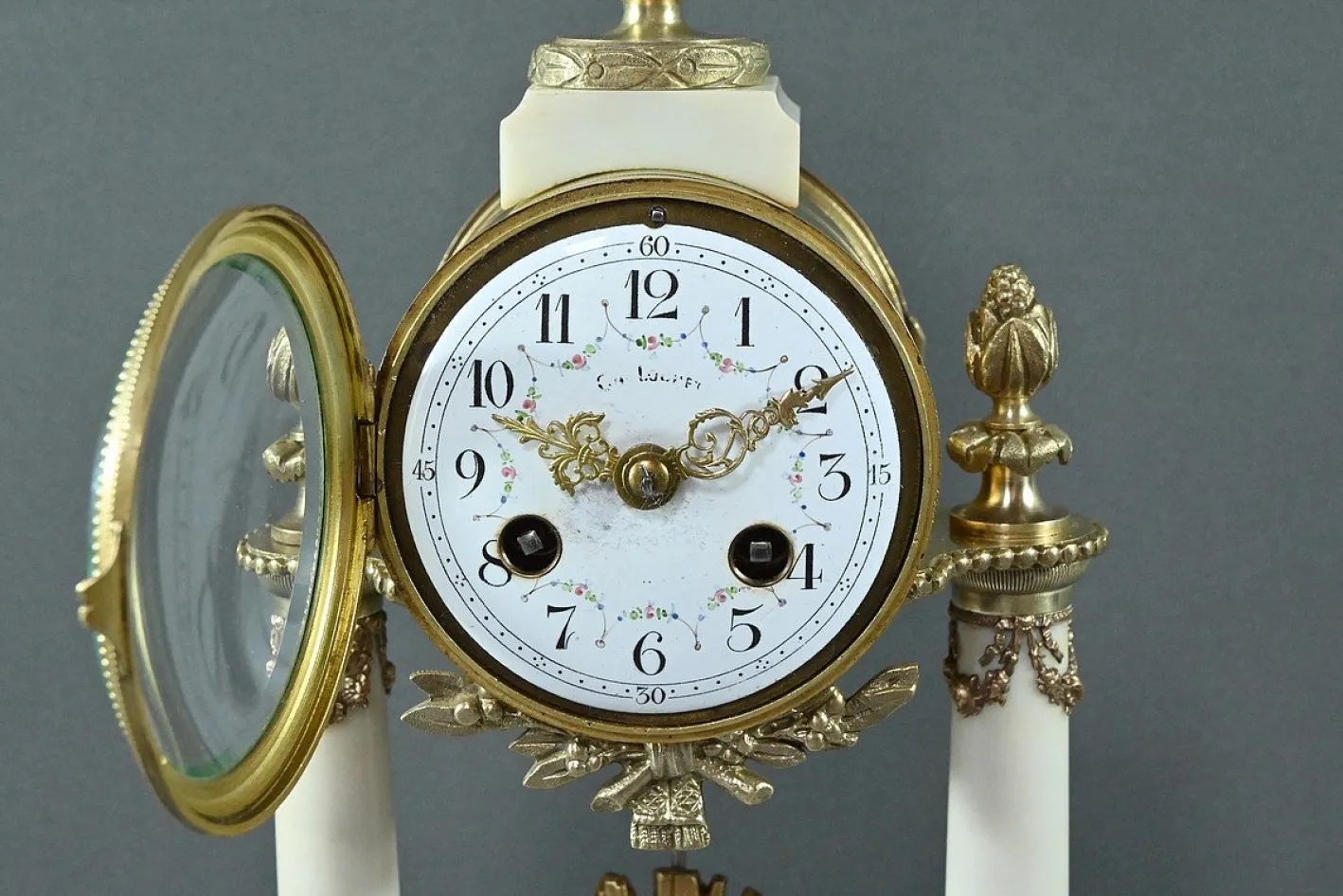 Uhr aus Marmor & Bronze im Louis XVI Stil von Mougin, 1889