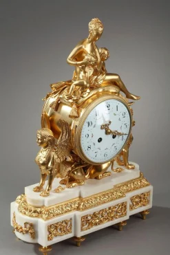 Uhr aus vergoldeter Bronze und weißem Marmor im Louis XVI-Stil