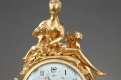 Uhr aus vergoldeter Bronze und weißem Marmor im Louis XVI-Stil