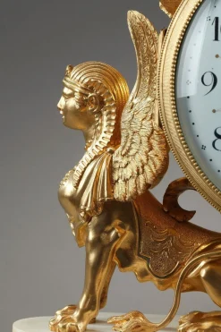 Uhr aus vergoldeter Bronze und weißem Marmor im Louis XVI-Stil