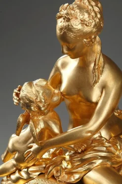 Uhr aus vergoldeter Bronze und weißem Marmor im Louis XVI-Stil