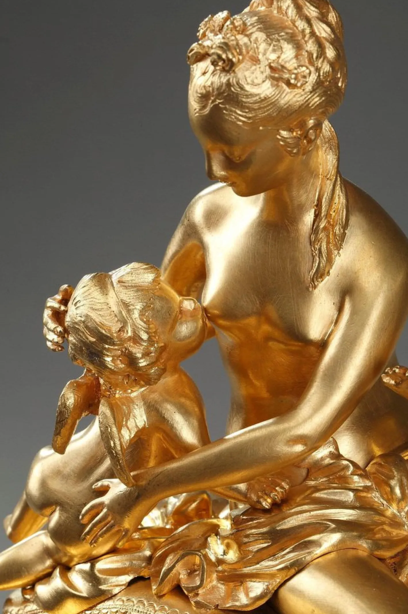 Uhr aus vergoldeter Bronze und weißem Marmor im Louis XVI-Stil