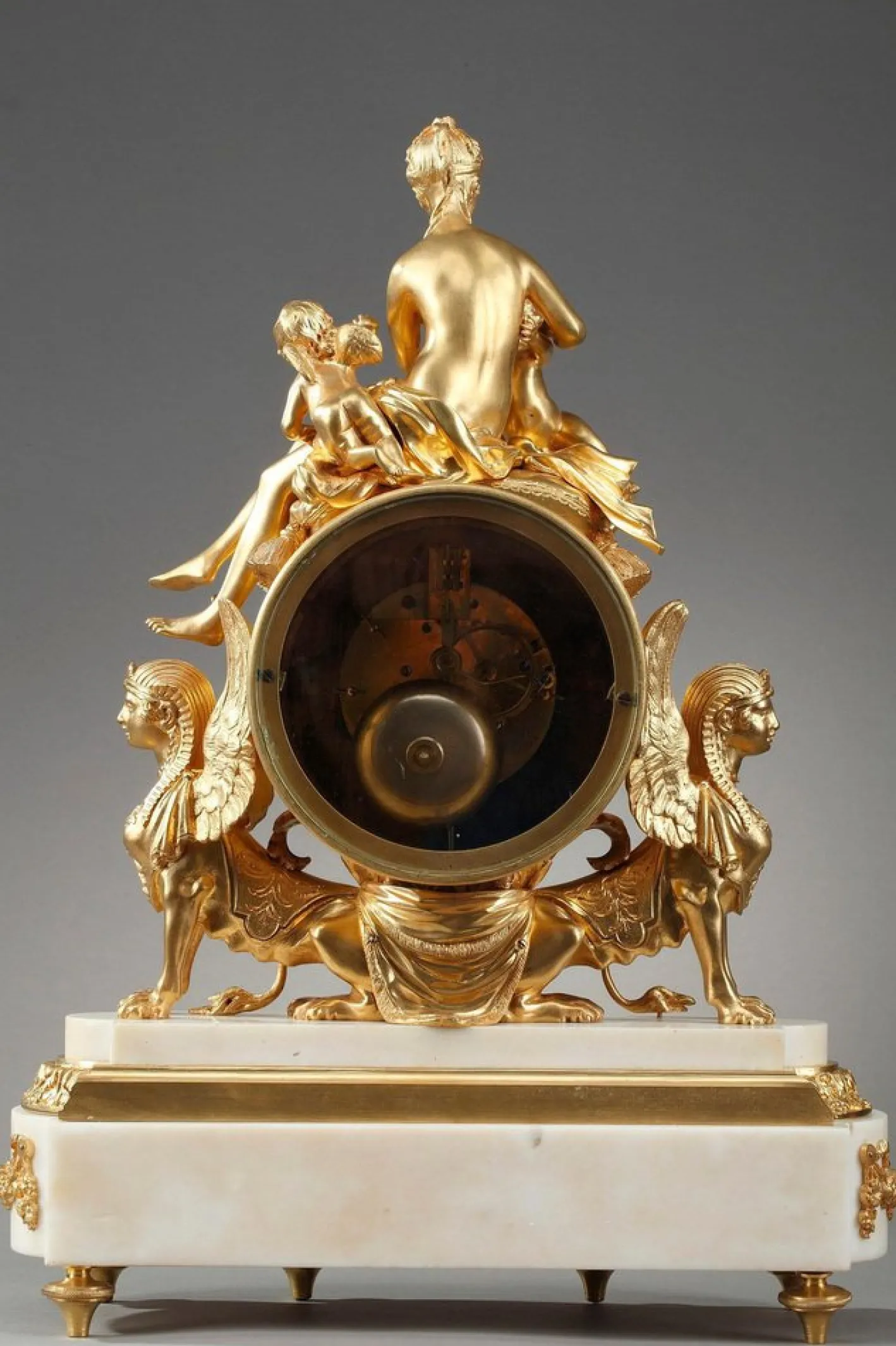 Uhr aus vergoldeter Bronze und weißem Marmor im Louis XVI-Stil