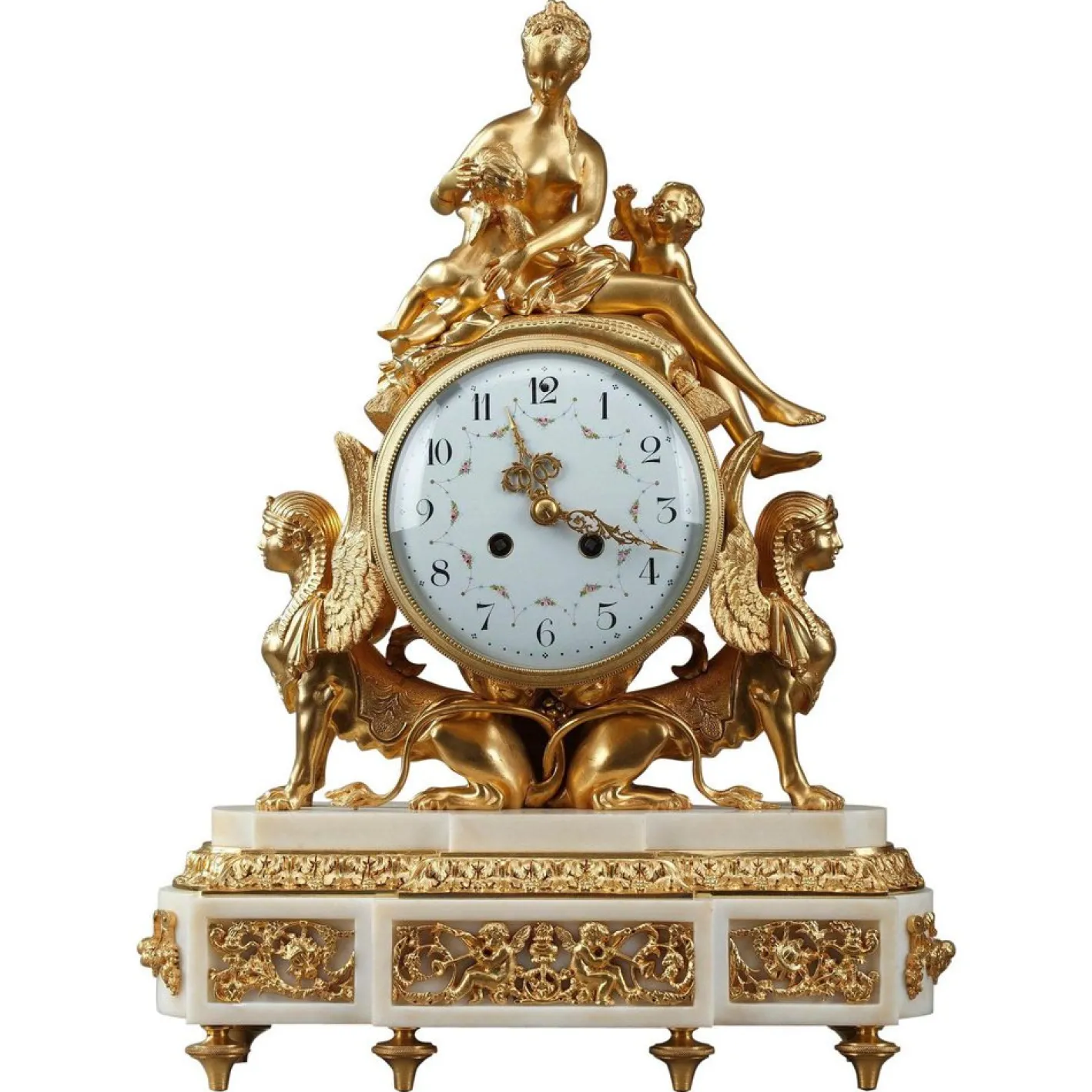 Uhr aus vergoldeter Bronze und weißem Marmor im Louis XVI-Stil