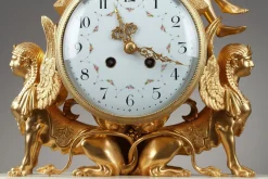Uhr aus vergoldeter Bronze und weißem Marmor im Louis XVI-Stil