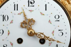 Uhr aus vergoldeter Bronze und weißem Marmor im Louis XVI-Stil