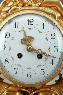 Uhr aus vergoldeter Bronze und weißem Marmor im Louis XVI-Stil
