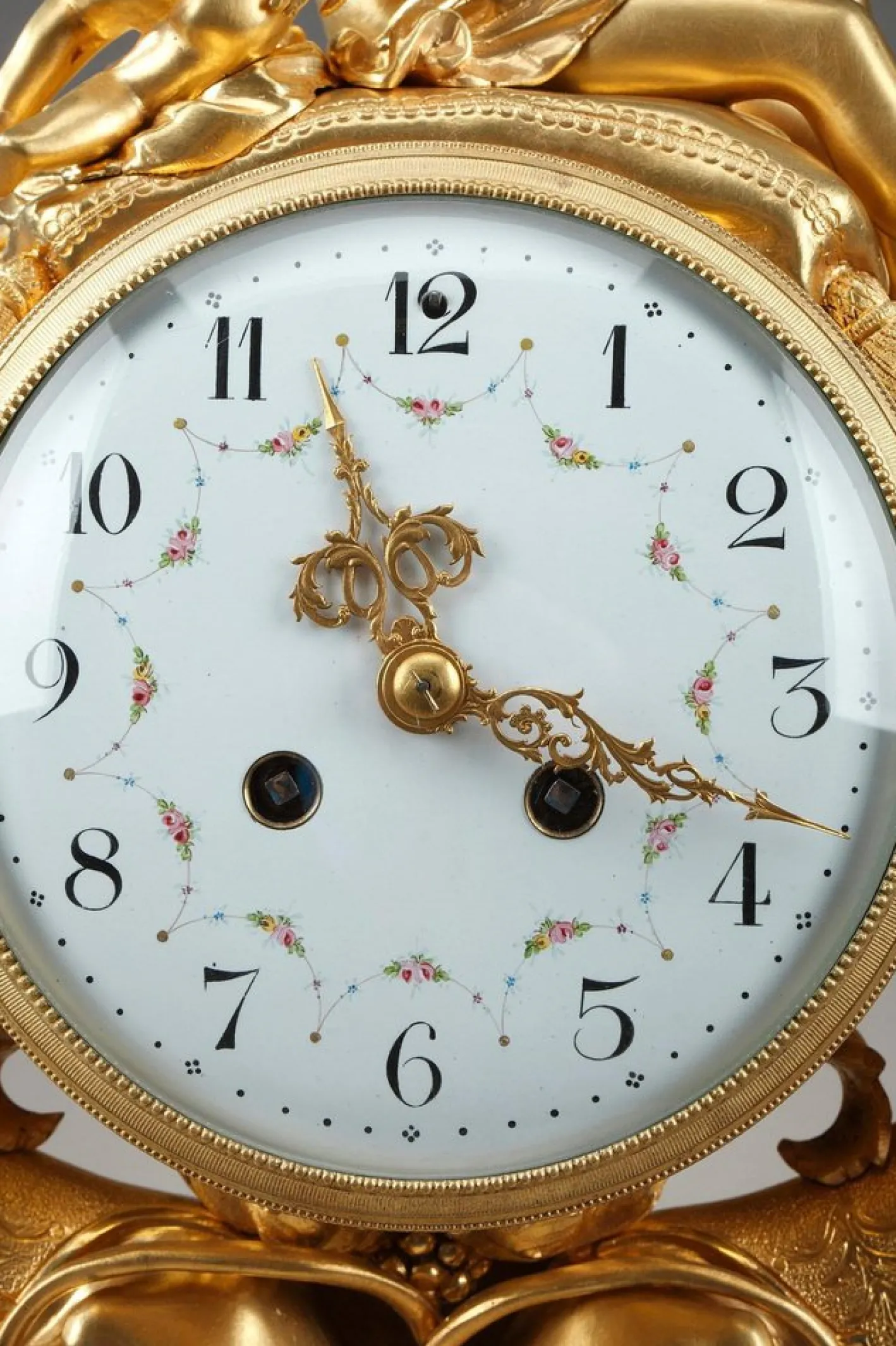 Uhr aus vergoldeter Bronze und weißem Marmor im Louis XVI-Stil