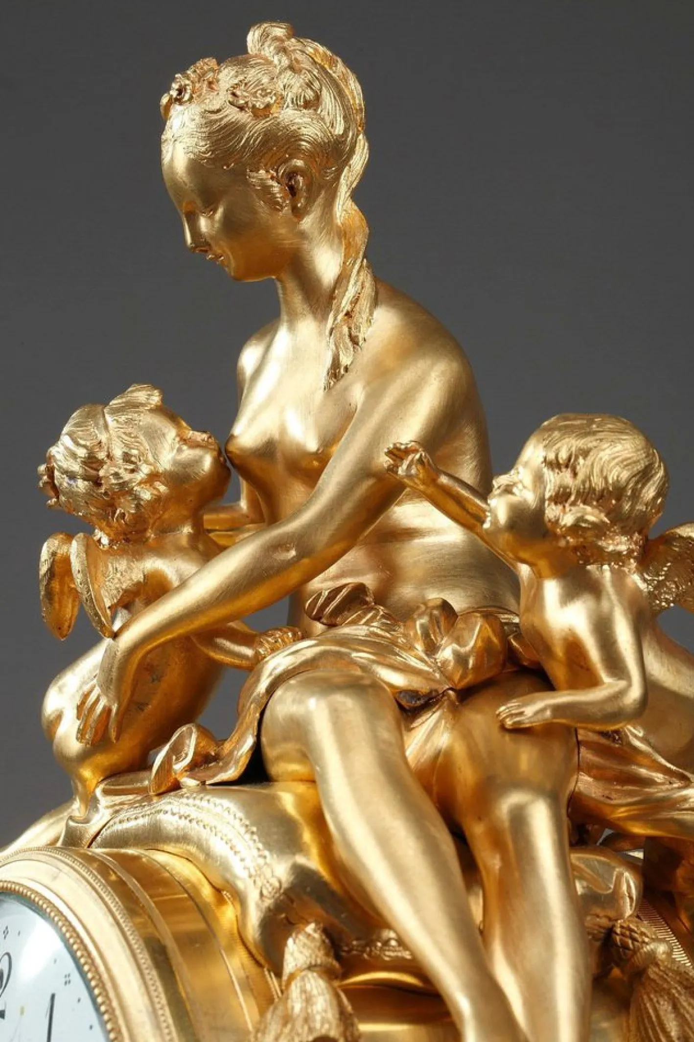 Uhr aus vergoldeter Bronze und weißem Marmor im Louis XVI-Stil