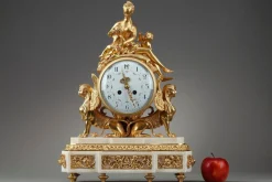Uhr aus vergoldeter Bronze und weißem Marmor im Louis XVI-Stil