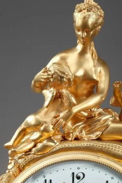 Uhr aus vergoldeter Bronze und weißem Marmor im Louis XVI-Stil