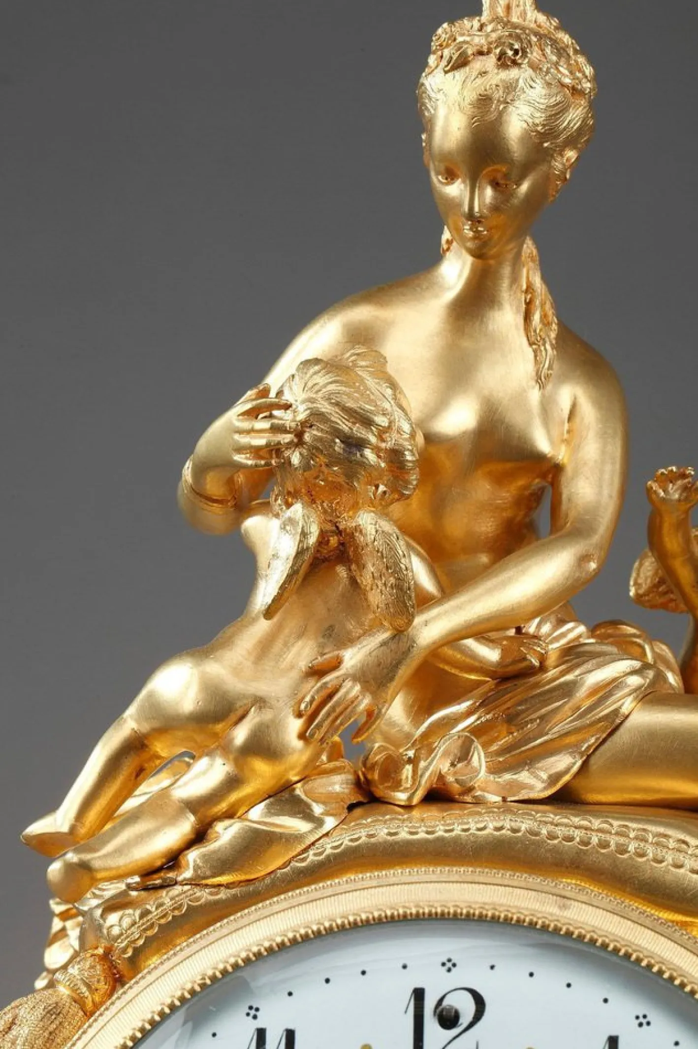 Uhr aus vergoldeter Bronze und weißem Marmor im Louis XVI-Stil