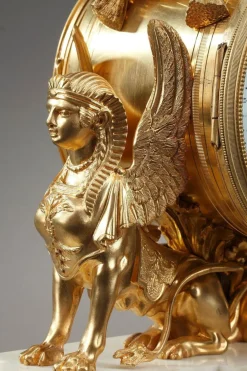 Uhr aus vergoldeter Bronze und weißem Marmor im Louis XVI-Stil