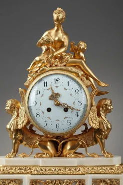 Uhr aus vergoldeter Bronze und weißem Marmor im Louis XVI-Stil