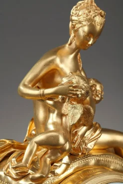 Uhr aus vergoldeter Bronze und weißem Marmor im Louis XVI-Stil