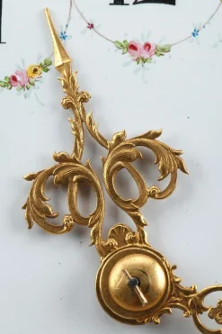 Uhr aus vergoldeter Bronze und weißem Marmor im Louis XVI-Stil