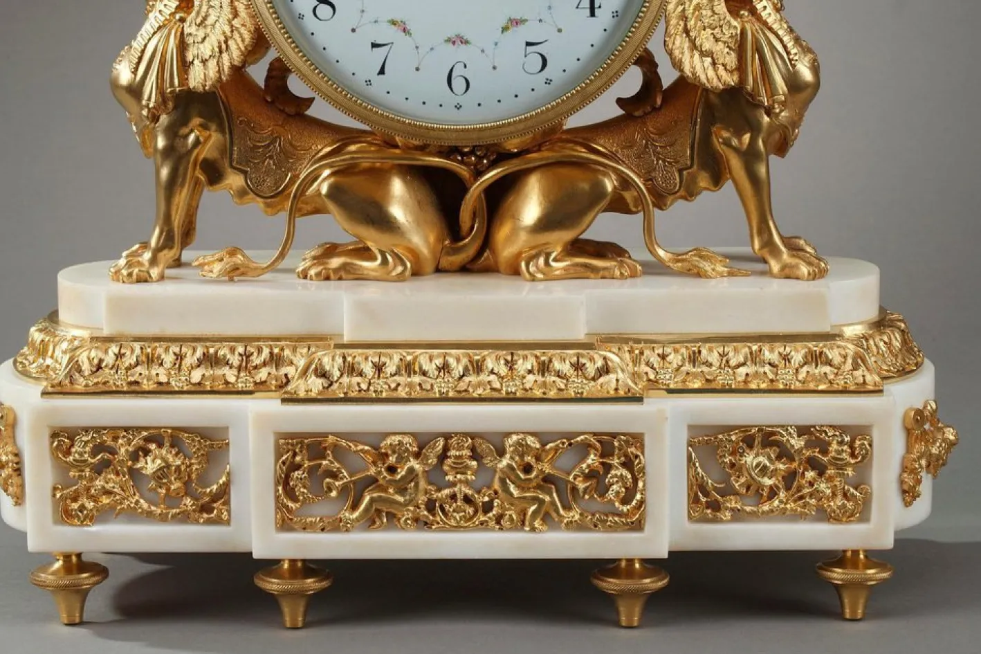 Uhr aus vergoldeter Bronze und weißem Marmor im Louis XVI-Stil