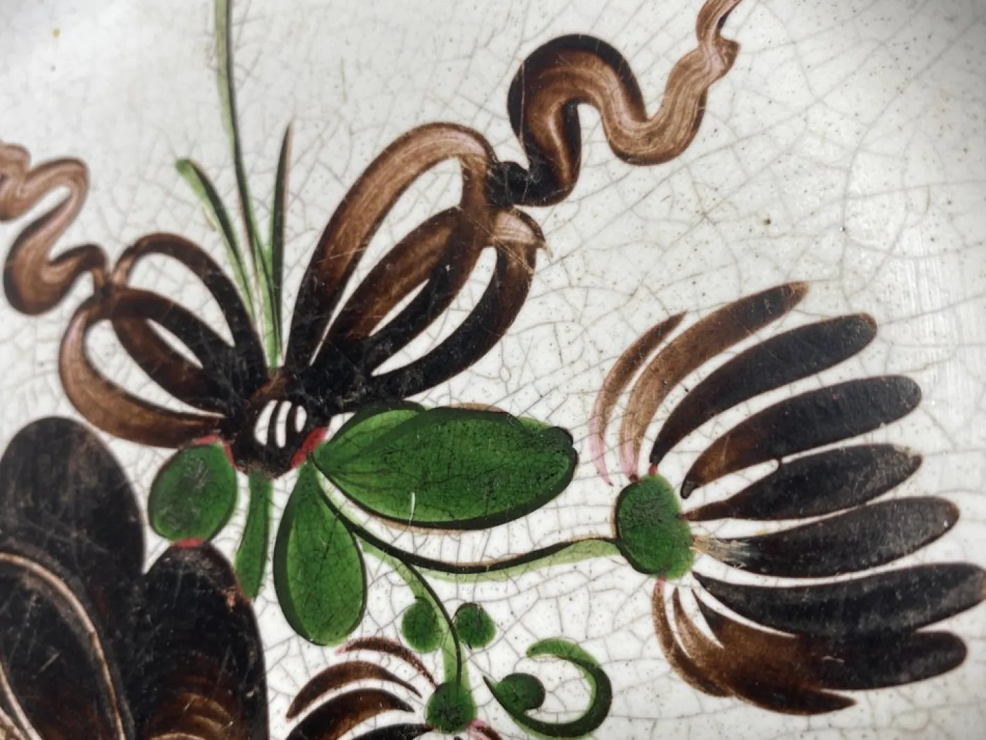 18. und 18. Jh. Französischer Fayence Blumen Teller in Braun & Grün