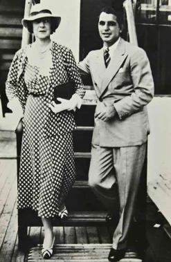 Unknown, Lady Astor mit Boxer Enzo Fioramente, Vintage Schwarz-Weiß Fotografie, 1960er