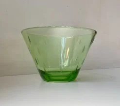 Urangrüne Kunstglasschale mit Pfeilen von Jacob E. Bang für Holmegaard, 1930er