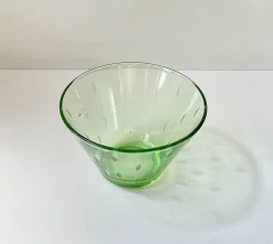 Urangrüne Kunstglasschale mit Pfeilen von Jacob E. Bang für Holmegaard, 1930er