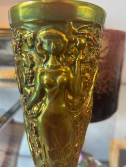 Vase mit Frauenfiguren, Weinbechern und Weinreben von Zsolnay Company, Pécs, 1950er
