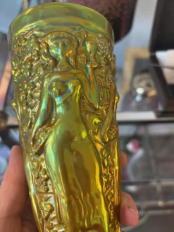 Vase mit Frauenfiguren, Weinbechern und Weinreben von Zsolnay Company, Pécs, 1950er